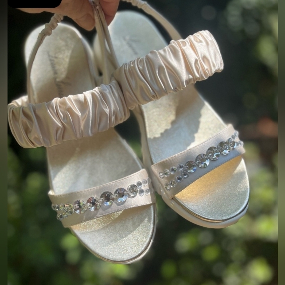 🆕 Lauren Lorraine White and Silver Sandals Size 9 Women's - Picture 2 of 2